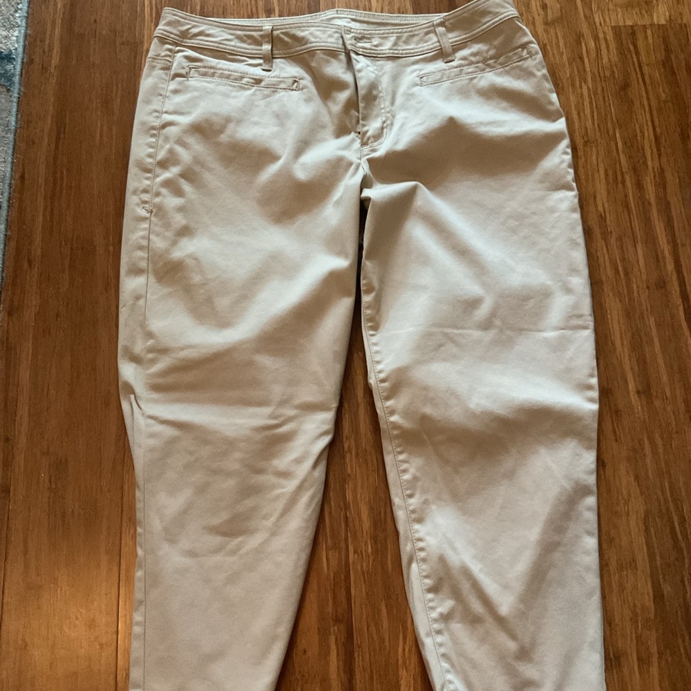Plus 18 kaki Lane Bryant long pants, new without tags. Wrinkled only